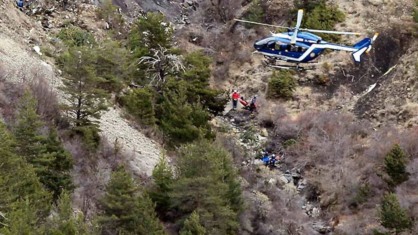 Rettungskräfte haben mit der Unterstützung von Helikoptern die ersten Leichen geborgen.