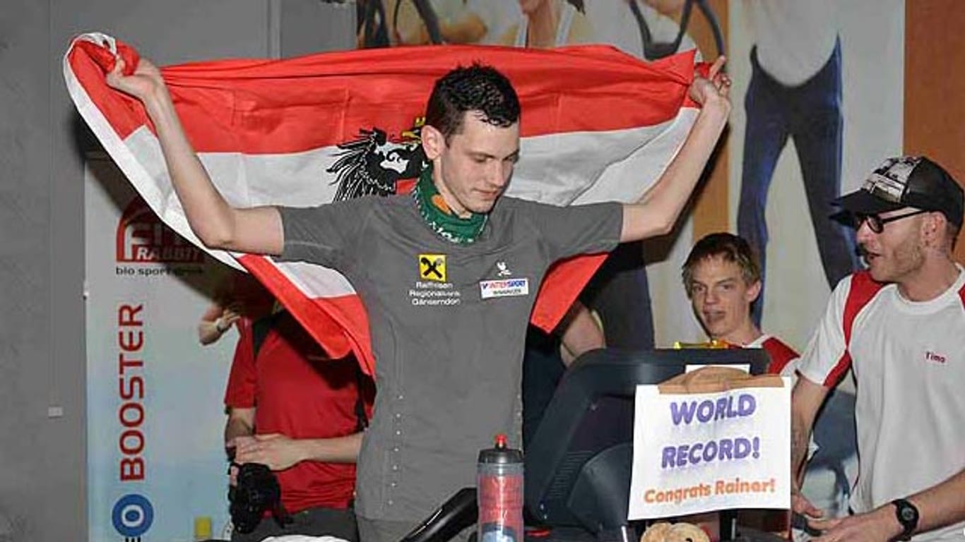 Rainer Predl auf der Zielgeraden seines Weltrekordlaufs.