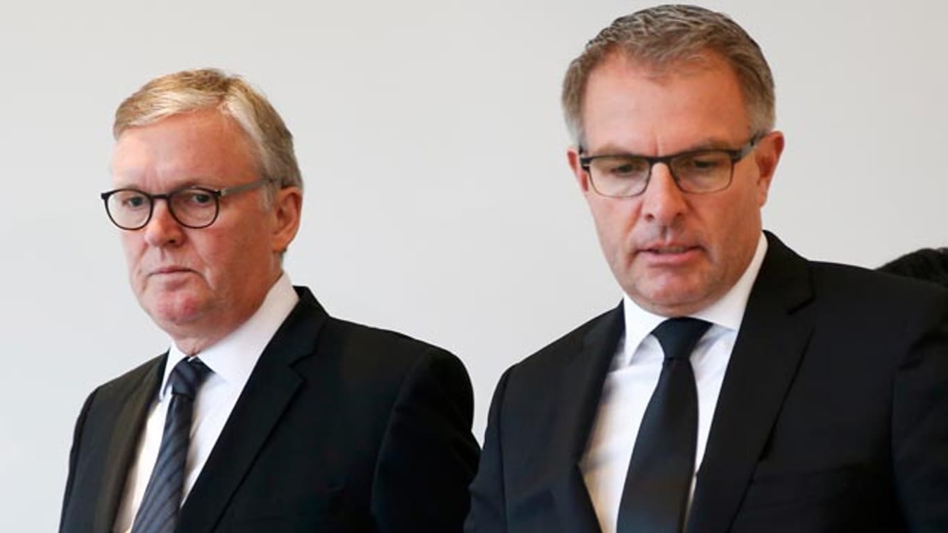 Lufthansa-Chef Carsten Spohr (rechts) und Germanwings Geschäftsführer Thomas Winkelmann.