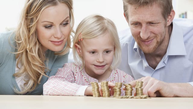 Taschengeld: Kinder sollten ihr Taschengeld regelmäßig und in fester Höhe bekommen.