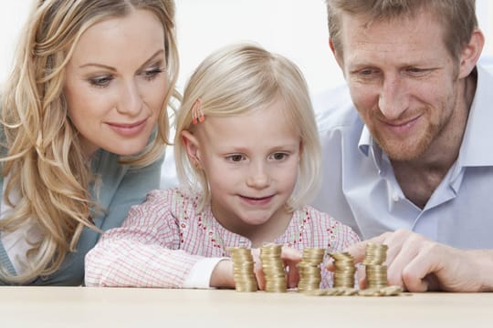 Taschengeld: Kinder sollten ihr Taschengeld regelmäßig und in fester Höhe bekommen.