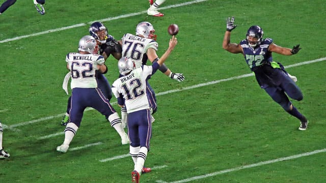 Blockt Sebastian Vollmer (Nummer 76), derzeit einer von vier deutschen Profis in der NFL bald für seinen Quarterback Tom Brady (12) bei einem Spiel in Deutschland? Blockt Sebastian Vollmer (Nummer 76), derzeit einer von vier deutschen Profis in der NFL bald für seinen Quarterback Tom Brady (12) bei einem Spiel in Deutschland?