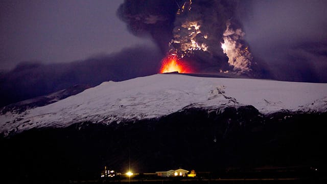 Als der Eyjafjallajölull im April 2010 ausbrach, hatte das gravierende Folgen. Doch eine Eruption des Nachbarvulkans Katla könnte noch weit verheerender sein. Als der Eyjafjallajölull im April 2010 ausbrach, hatte das gravierende Folgen. Doch eine Eruption des Nachbarvulkans Katla könnte noch weit verheerender sein.