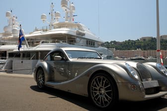 Ein Traumauto wartet vor einer Jacht in Monaco.