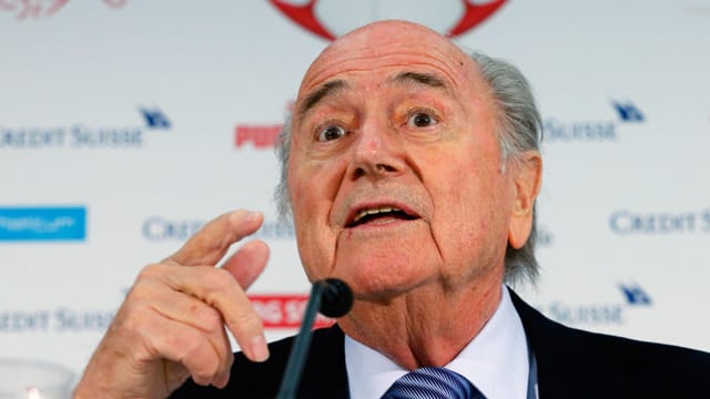 FIFA-Präsident Sepp Blatter glaubt, dass der europäische Einfluss auf den Weltfußball schwinden wird. FIFA-Präsident Sepp Blatter glaubt, dass der europäische Einfluss auf den Weltfußball schwinden wird.