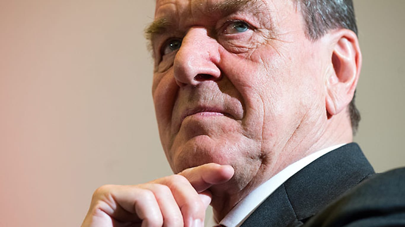 Altkanzler Gerhard Schröder meldet sich im "Spiegel" zu Wort - und rechnet mit der der Außenpolitik seiner Nachfolgerin ab