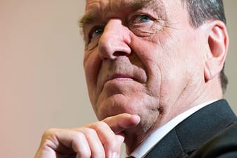 Altkanzler Gerhard Schröder meldet sich im "Spiegel" zu Wort - und rechnet mit der der Außenpolitik seiner Nachfolgerin ab