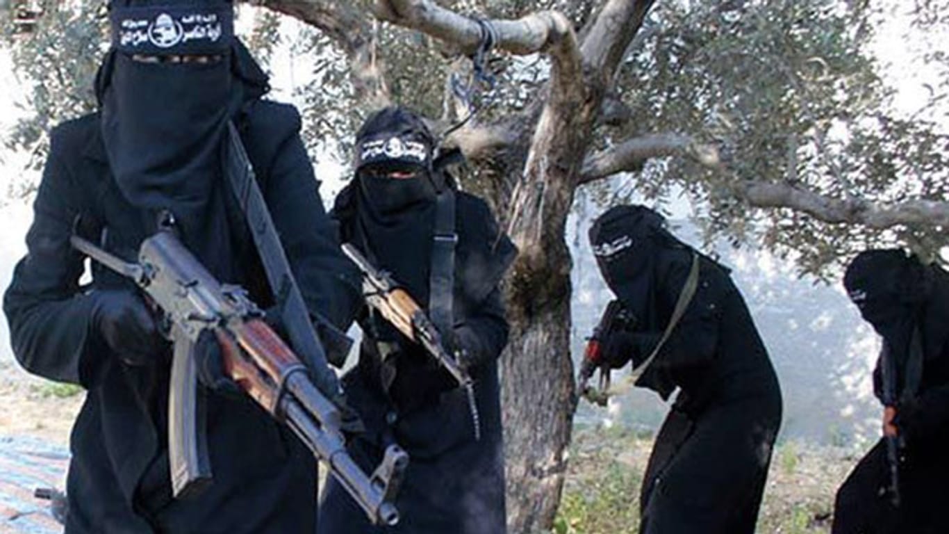 Bewaffnete Frauen der Al-Chansaa-Brigaden - auch der IS kann nicht ohne Frauen auskommen und setzt sie offenbar auch im Kampf ein.