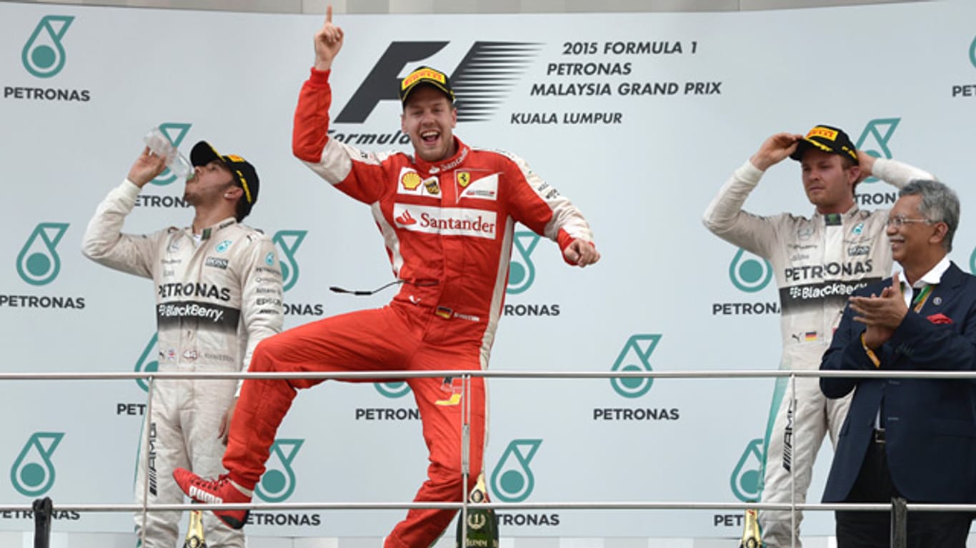 Sebastian Vettel mit dem Siegersprung - wie einst Michael Schumacher