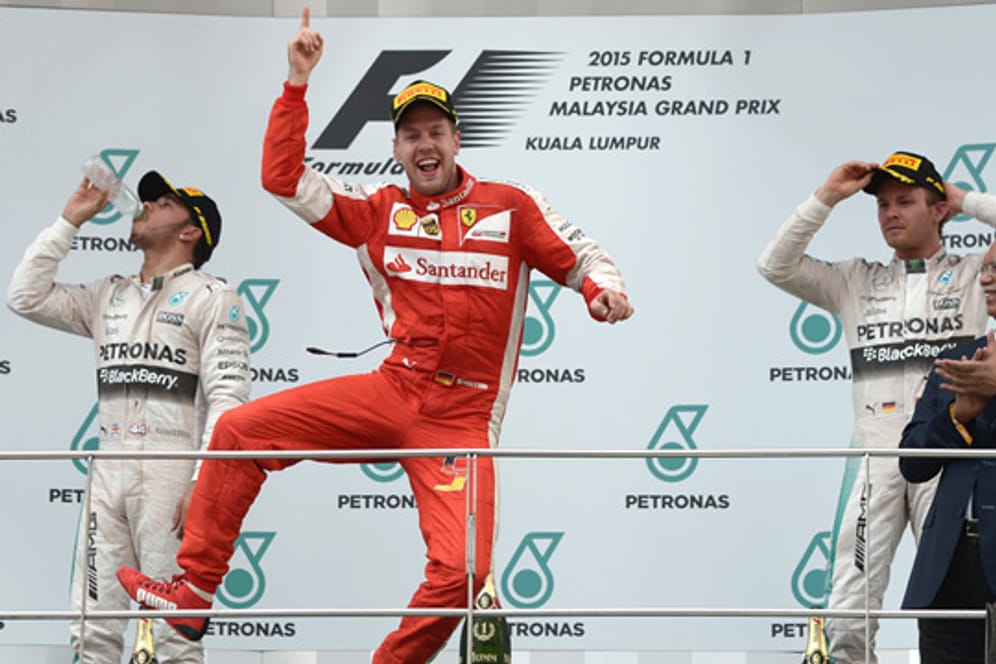 Sebastian Vettel mit dem Siegersprung - wie einst Michael Schumacher