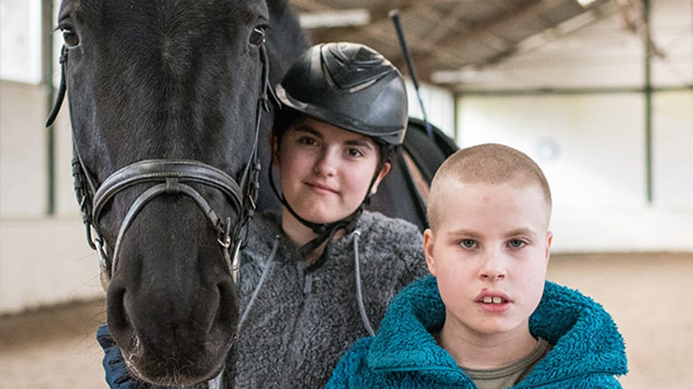 Die 14-jährige Jeni (li.) mit ihrem autistischen Bruder Kevin: Beim Reiten steht endlich einmal sie im Mittelpunkt.