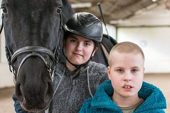 Die 14-jährige Jeni (li.) mit ihrem autistischen Bruder Kevin: Beim Reiten steht endlich einmal sie im Mittelpunkt.