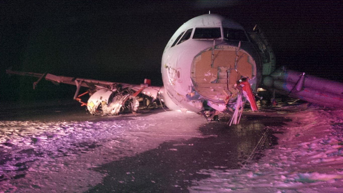 Der verunglückte Airbus auf dem Flughafen in Halifax.