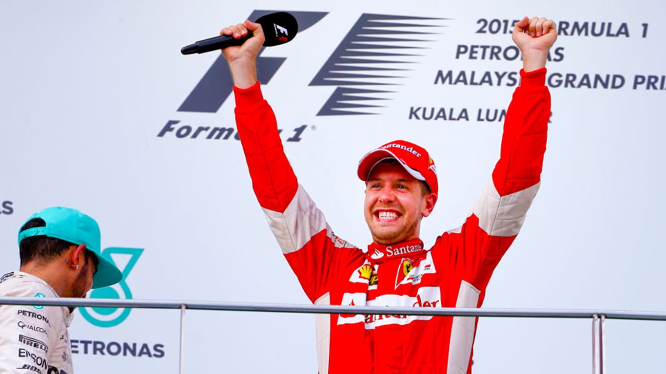 Sebastian Vettel jubelt über seinen ersten Ferrari-Sieg.