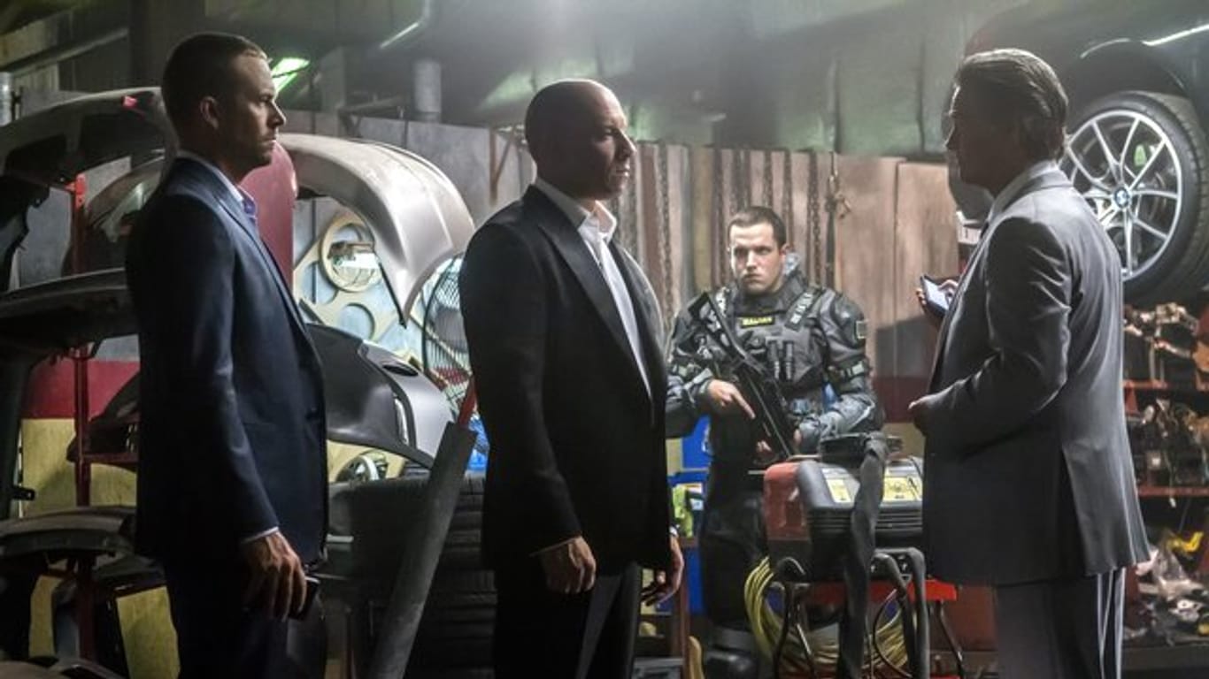 Paul Walker (l-r), Vin Diesel und Kurt Russell in einer Szene des Films "Fast & Furious 7".