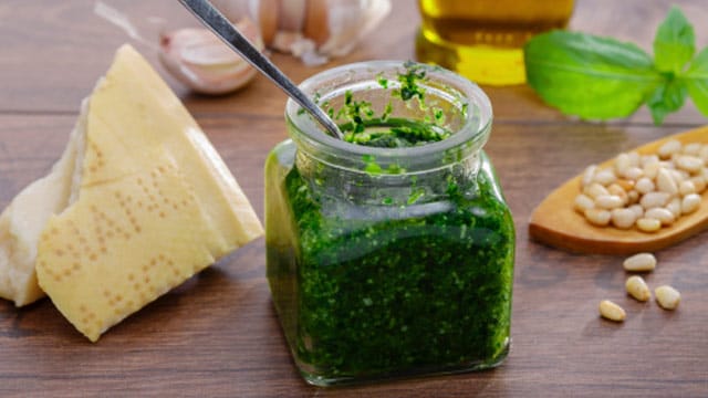 Kapuzinerkresse-Pesto lässt sich mit Parmesan, Basilikum und Nüssen ganz einfach machen.