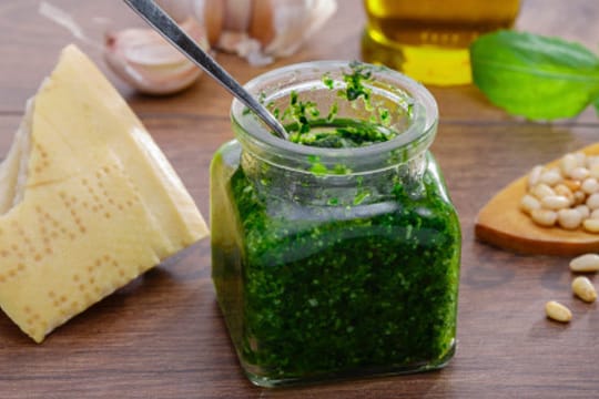 Kapuzinerkresse-Pesto lässt sich mit Parmesan, Basilikum und Nüssen ganz einfach machen.