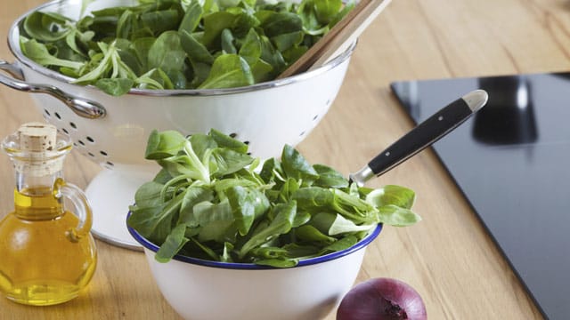 Feldsalat sollte nach dem Kauf rasch verzehrt werden, da er schnell welk wird.