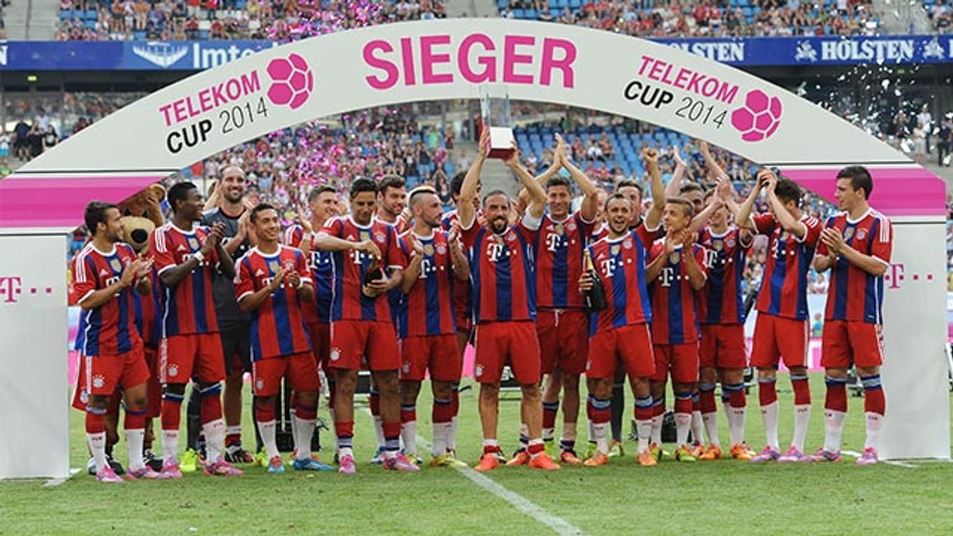 Strahlende Gesichter und knallende Knorken: Beim Telekom Cup 2014 feiern die Stars des FC Bayern den ersten Titel der Saison.