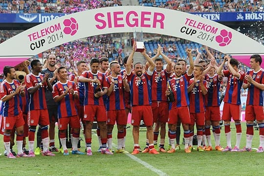 Strahlende Gesichter und knallende Knorken: Beim Telekom Cup 2014 feiern die Stars des FC Bayern den ersten Titel der Saison.
