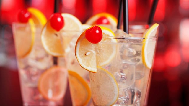 Gin, Soda und Zitrone sind Basics für den Cocktail-Klassiker Tom Collins.