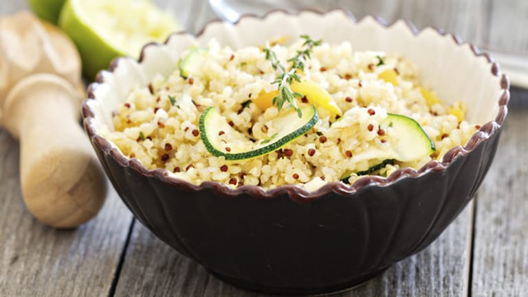 Kalorienarm und viele Nährstoffe: Quinoa eignet sich hervorragend zur Zubereitung von Salaten.