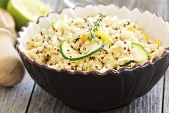 Kalorienarm und viele Nährstoffe: Quinoa eignet sich hervorragend zur Zubereitung von Salaten.