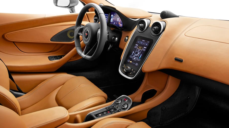 Im Innenraum des vermutlich 140.000 Euro teuren Sportwagens befindet sich ein sieben Zoll großer Touchscreen auf der schwebend wirkenden Mittelkonsole. Für das Interieur bietet McLaren verschiedene Alcantara-, Leder- und Kohlefaser-Pakete an.