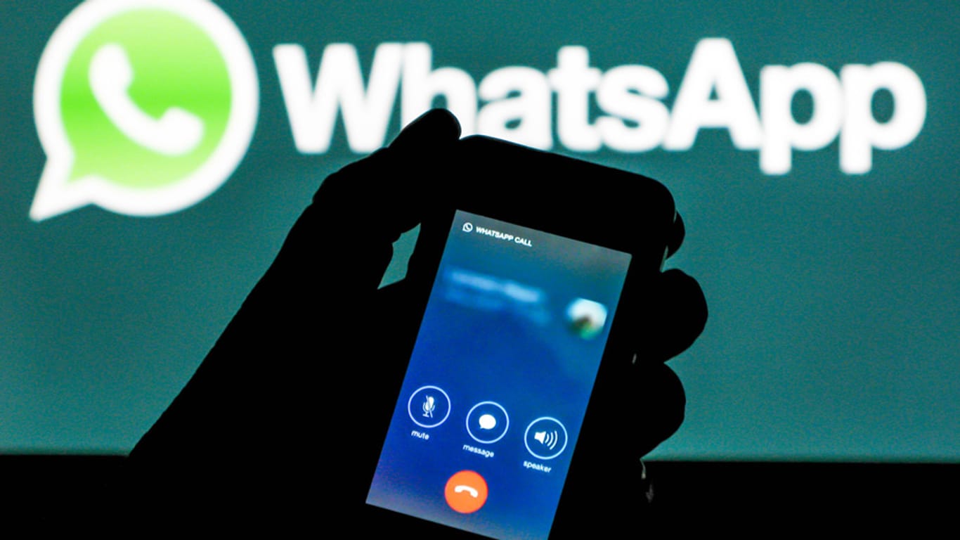 Smartphone zeigt die Telefunktion von WhatsApp