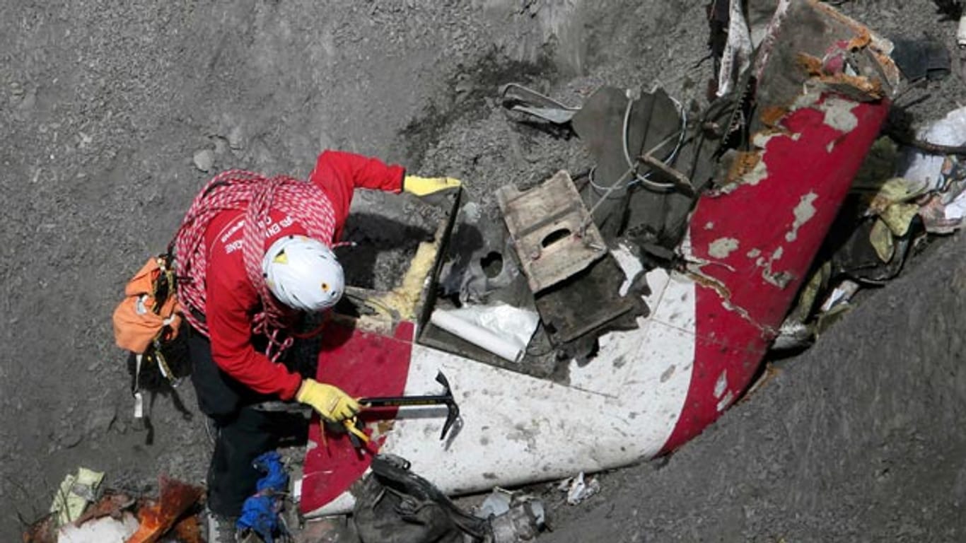 Ermittlungsarbeit: Ein französischer Helfer bei der Bergung an der Unglücksstelle des abgestürzten Germanwings-Jets.