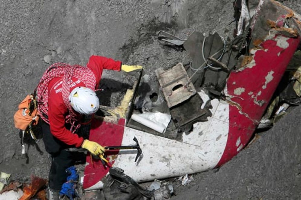 Ermittlungsarbeit: Ein französischer Helfer bei der Bergung an der Unglücksstelle des abgestürzten Germanwings-Jets.
