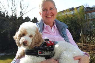 Annegret Pross und ihr Pudel sind unzertrennlich. Und das müssen sie auch sein, denn der Hund schützt das Leben der Diabetikerin.