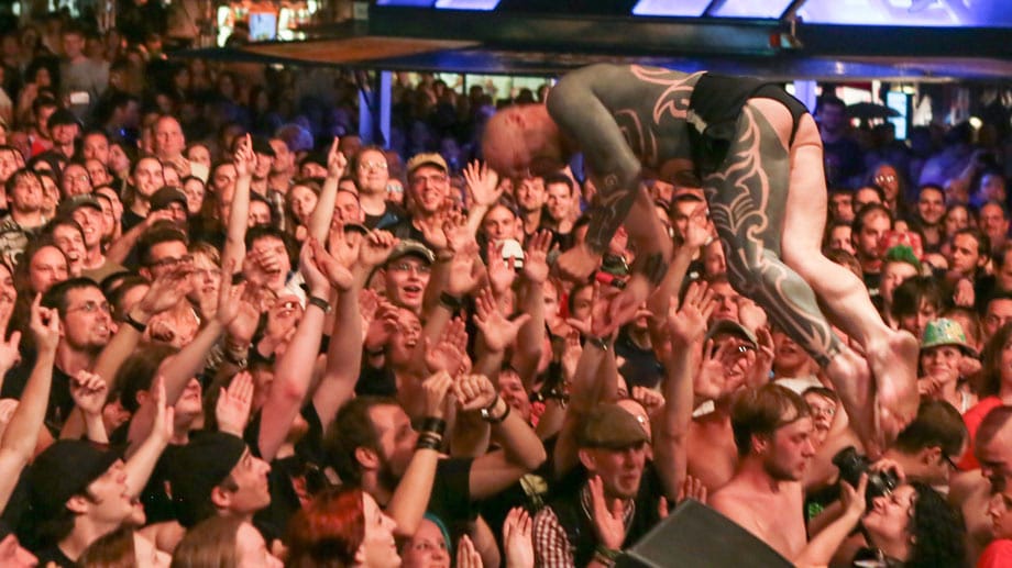 Stagediving für Fortgeschrittene - Knorkator-Sänger Stumpen. Stagediving für Fortgeschrittene - Knorkator-Sänger Stumpen.