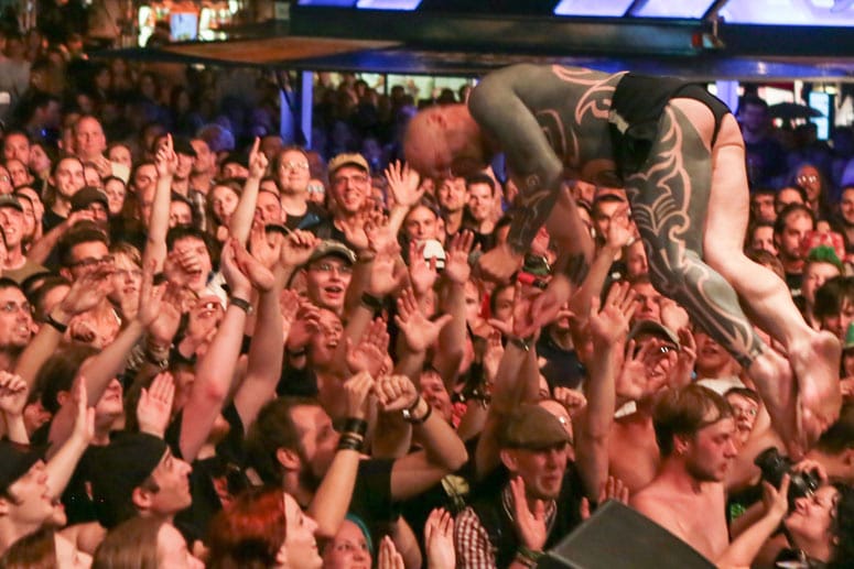 Stagediving für Fortgeschrittene - Knorkator-Sänger Stumpen.