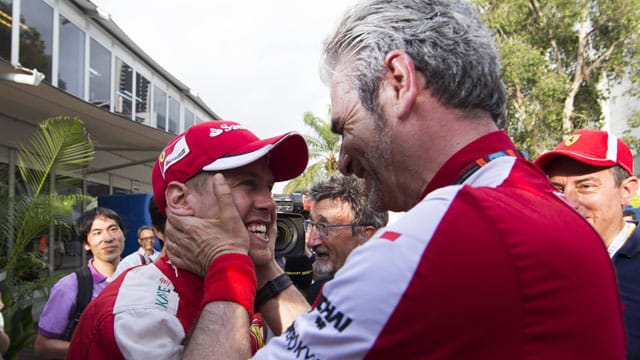 Ferrari-Teamchef Maurizio Arrivabene (re.) und Sebastian Vettel sind nach dem Coup in Malaysia außer sich vor Freude.