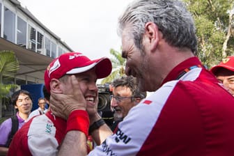 Ferrari-Teamchef Maurizio Arrivabene (re.) und Sebastian Vettel sind nach dem Coup in Malaysia außer sich vor Freude.