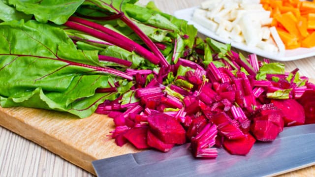 Die grünen Blätter und die roten Stiele des roten Mangolds machen eine ästhetische Kombination für einen Salat.