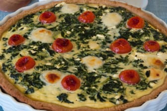 Mangold-Quiche sieht dem Spinat-Quiche ähnlich aus, das Geschmack ist aber intensiver.