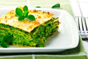 Eine vegetarische Lasagne mit Mangold und Spinat ist nicht nur lecker, sondern auch gesund.