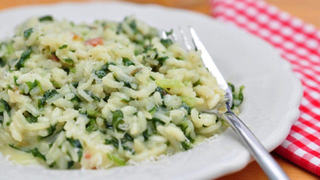 Mangold bringt eine frische Note in Ihr Risotto: Einfaches Gericht zum Nachmachen.