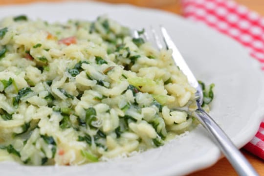 Mangold bringt eine frische Note in Ihr Risotto: Einfaches Gericht zum Nachmachen.