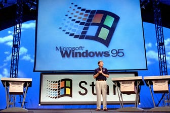 Am 24. August 1995 stellte Bill Gates in den USA das Betriebssystem Windows 95 vor.