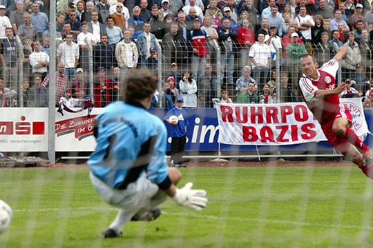 Das letzte große Spiel im Ellenfeldstadion: Borussia Neunkirchen verliert 2003 im DFB-Pokal gegen Bayern München.