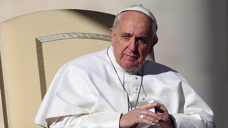 Papst Franziskus soll ein paar Kilo an Gewicht zugelegt haben.