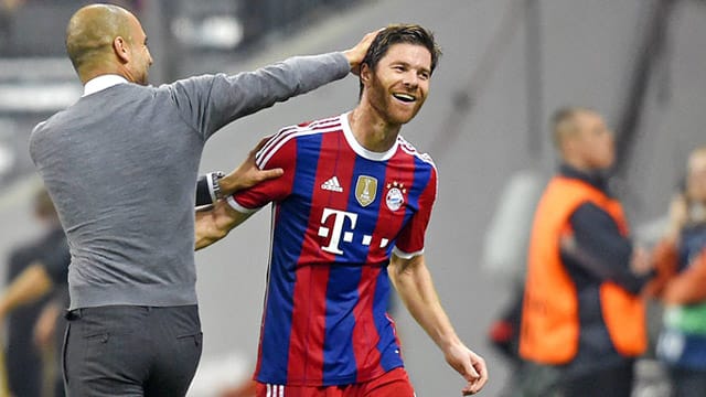 Xabi Alonso (re.) ist begeistert von Bayern-Trainer Pep Guardiola. Xabi Alonso (re.) ist begeistert von Bayern-Trainer Pep Guardiola.