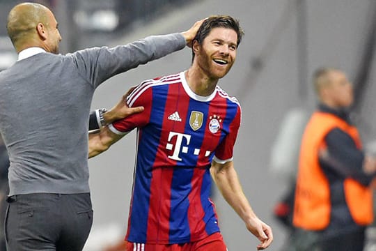 Xabi Alonso (re.) ist begeistert von Bayern-Trainer Pep Guardiola.