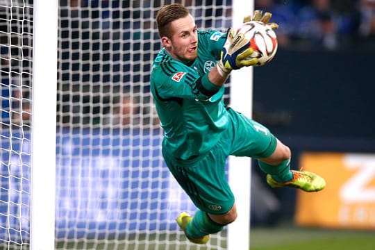 Torwart Ralf Fährmann wird dem FC Schalke im Kampf um die Champions-League-Teilnahme wieder helfen können.