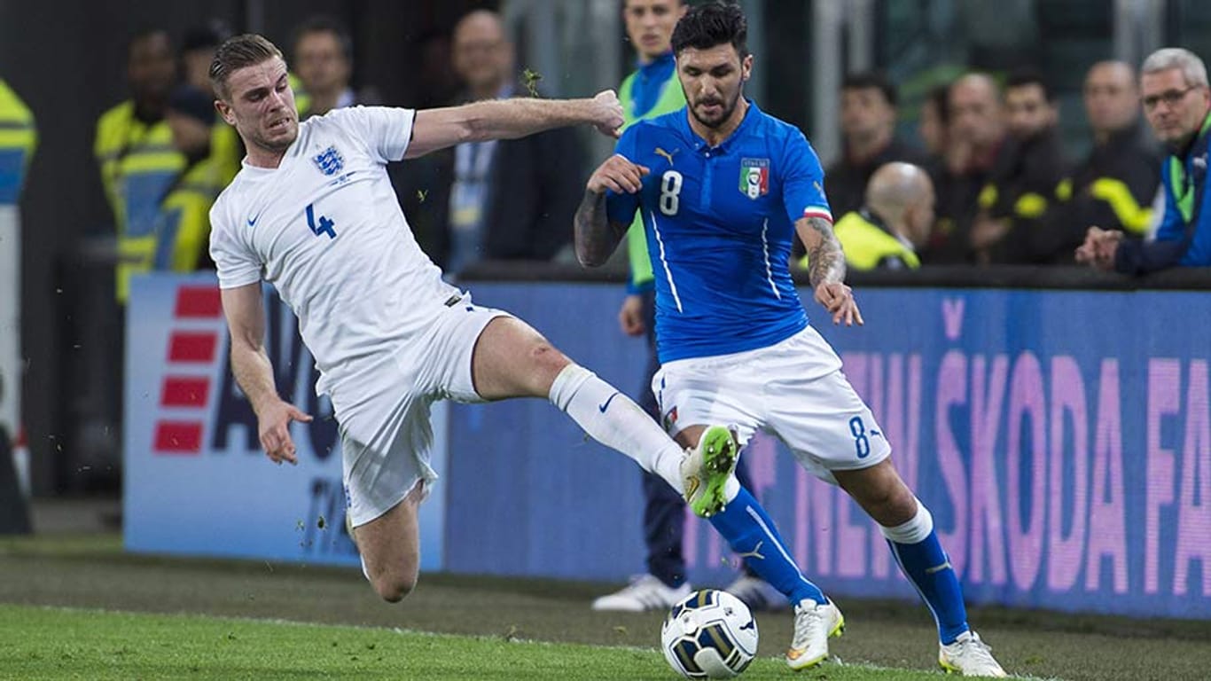 Roberto Soriano im Länderspiel der Italiener gegen England beim Duell mit Jordan Henderson.