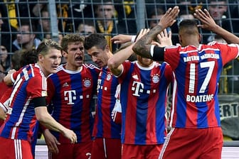 1:0 Bayern: Torschütze Lewandowski wird gefeiert.