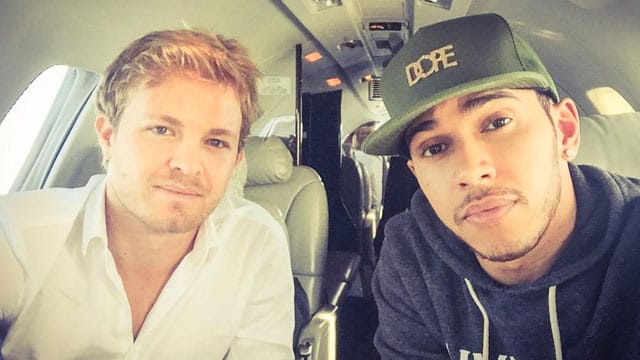 Erstes Zeichen von mehr mannschaftlicher Geschlossenheit bei Mercedes? Nico Rosberg (li) und Lewis Hamilton nehmen gemeinsam das Flugzeug vom Rennen in Malaysia zurück nach England. Erstes Zeichen von mehr mannschaftlicher Geschlossenheit bei Mercedes? Nico Rosberg (li) und Lewis Hamilton nehmen gemeinsam das Flugzeug vom Rennen in Malaysia zurück nach England.